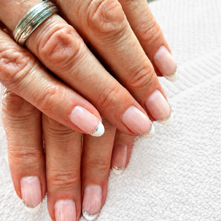 Nageldesign mit Gel & French in Dasing Natürliches Nageldesign mit Gelmodellage und French Look bei Alessandra Beauty in Dasing