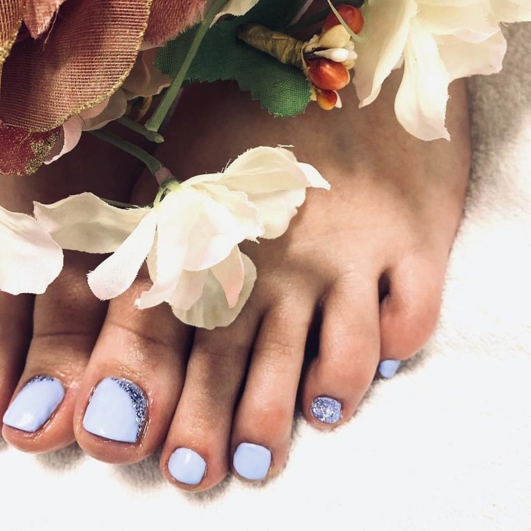 Kosmetische Fußpflege in Dasing | Shellac & French Kosmetische Fußpflege mit blauem Shellac und gepflegten Füßen bei Alessandra Beauty in Dasing
