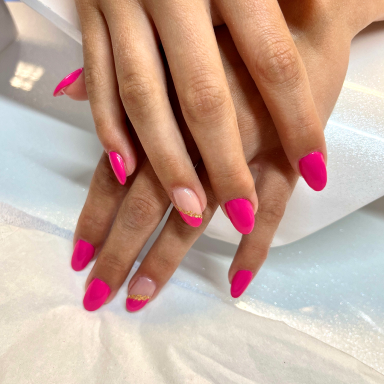 Nageldesign in Dasing | Gelnägel & Maniküre Professionelles Nageldesign mit pinken Gelnägeln und individueller Maniküre bei Alessandra Beauty in Dasing