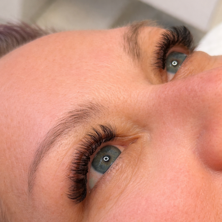 Wimpernverlängerung in Dasing | 1:1 & Volumen Professionelle Wimpernverlängerung mit natürlichem Volumen und langanhaltendem Ergebnis in Dasing