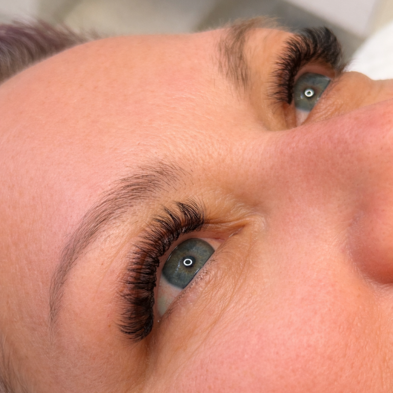 Wimpernverlängerung in Dasing | 1:1 & Volumentechnik Professionelle Wimpernverlängerung mit natürlichem Volumen und präziser Technik bei Alessandra Beauty in Dasing