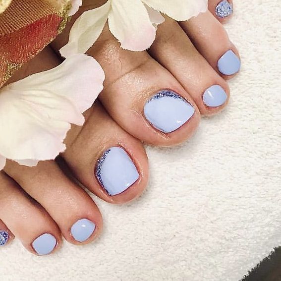Kosmetische Fußpflege mit Shellac in Dasing Kosmetische Fußpflege mit blauem Shellac und gepflegten Füßen bei Alessandra Beauty in Dasing