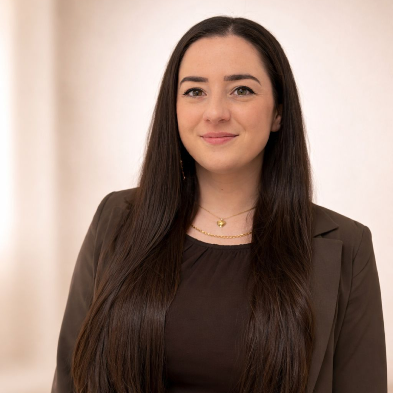Kosmetikerin Alessandra in Dasing | Alessandra Beauty Porträt von Alessandra, ausgebildete Kosmetikerin und Inhaberin von Alessandra Beauty in Dasing