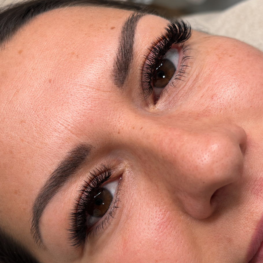 Wimpernverlängerung in Dasing | 1:1 & Volumentechnik Professionelle Wimpernverlängerung mit natürlichem Volumen und präziser Technik bei Alessandra Beauty in Dasing