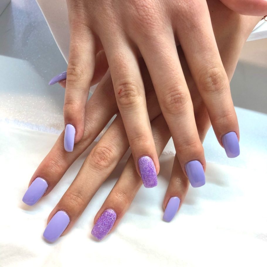 Nageldesign & Gelnägel in Dasing | Alessandra Beauty Professionelles Nageldesign mit Gelmodellage und lilafarbenen Nägeln im Homestudio Alessandra Beauty in Dasing