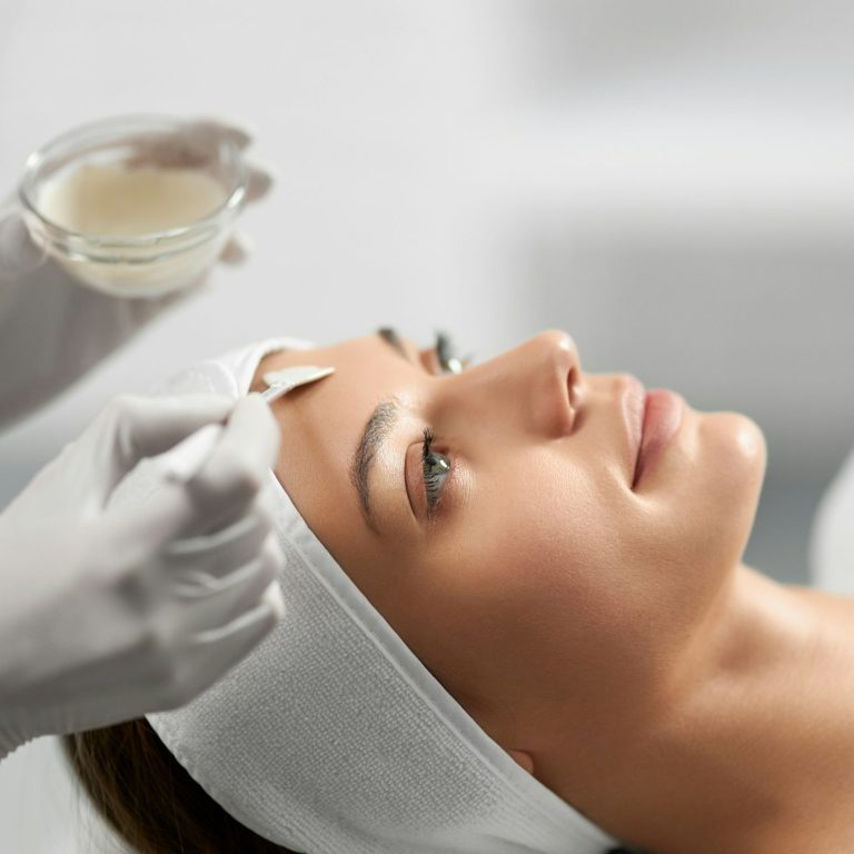 Gesichtsbehandlung und Microneedling Gesichtsbehandlung & Microneedling in Dasing | Alessandra Beauty