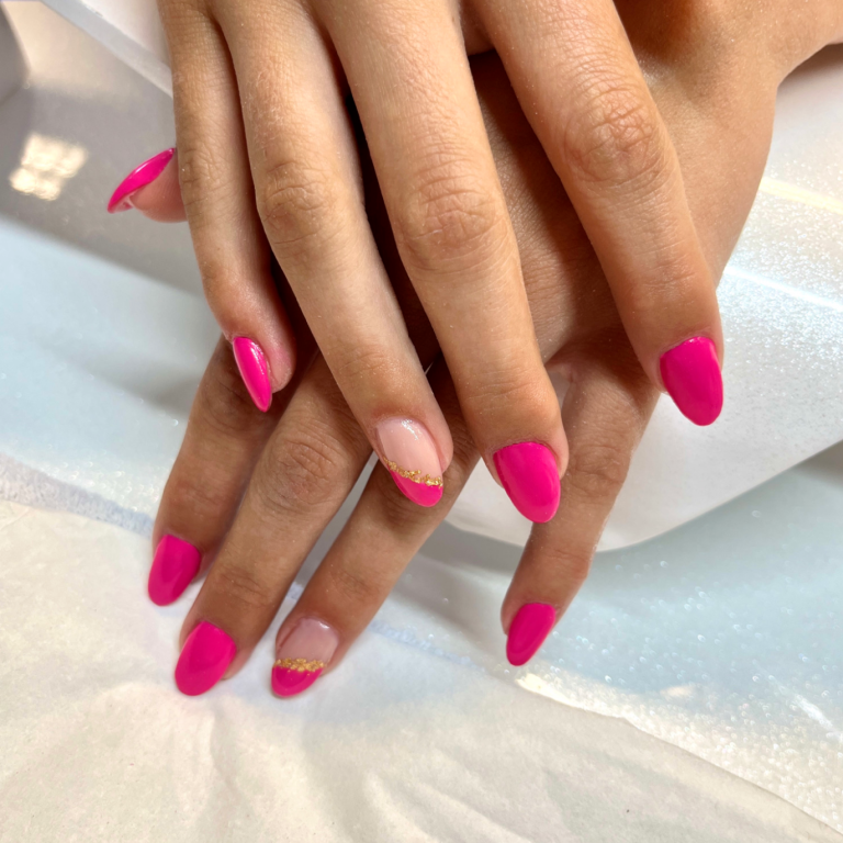 Nageldesign & Maniküre in Dasing | Alessandra Beauty Professionelles Nageldesign mit pinken Gelnägeln und individueller Maniküre bei Alessandra Beauty in Dasing
