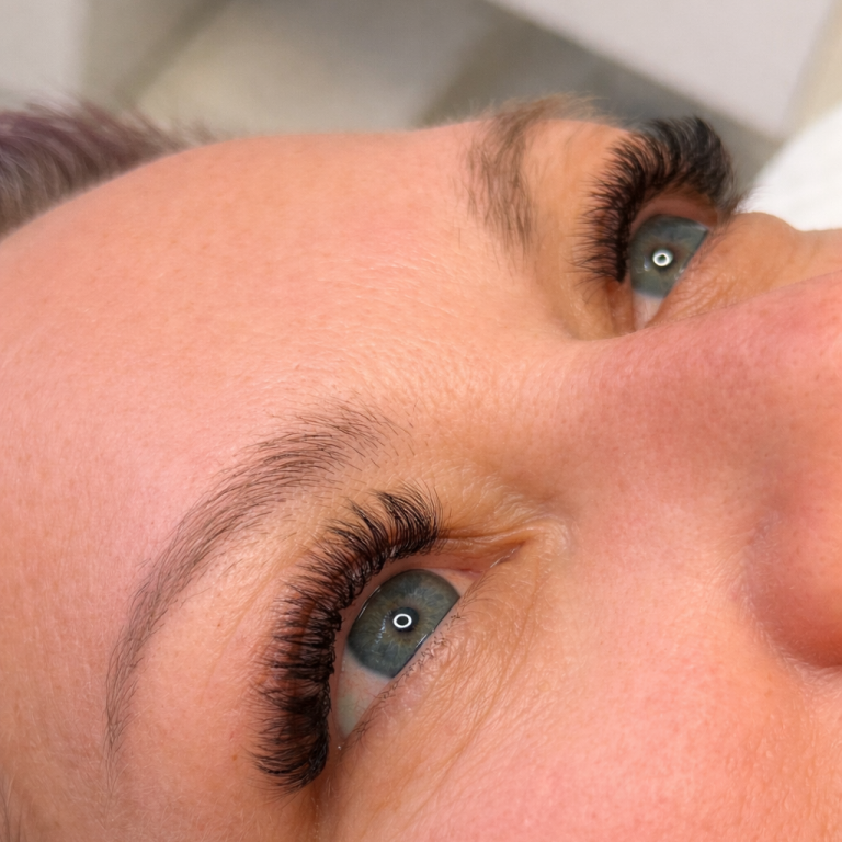 Wimpernverlängerung in Dasing | 1:1 & Volumentechnik Professionelle Wimpernverlängerung mit natürlichem Volumen und präziser 1:1 Technik bei Alessandra Beauty in Dasing